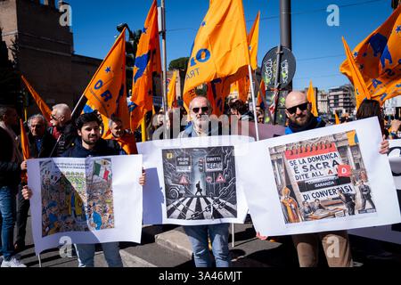 Rom, Rm, Italien. März 2025. Versammlung aller Eisenbahnarbeiter der Gewerkschaften UGL, FAST und Orsa im "Verkehrsministerium", um gegen die unannehmbaren Streikbeschränkungen zu protestieren, die von der von Paola Bellocchi (Präsident der Garantiekommission für Streiks in wesentlichen öffentlichen Diensten) verhängt wurden. Morgen werden die Arbeiter streiken. (Kreditbild: © Marco Di Gianvito/ZUMA Press Wire) NUR REDAKTIONELLE VERWENDUNG! Nicht für kommerzielle ZWECKE! Stockfoto