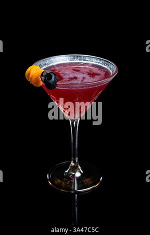 Cocktail französischer Martini in einem Glas auf schwarzem Hintergrund Stockfoto