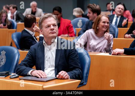 18. MÄRZ 2025 Niederländisch Tweede Kamer Plenardebatte DEN HAAG, NIEDERLANDE - 18. MÄRZ: Pieter Omtzigt NSC während der Plenardebatte im Tweede Kamer am 18. März 2025 in den Haag Tweede Kamer Niederlande den Haag Tweede Kamer Niederlande Inhalte können nicht direkt oder indirekt über Dritte weiterverbreitet werden. Copyright: XJohnxBeckmannx Stockfoto