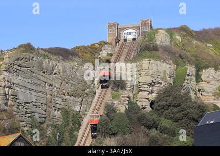 West Hill Lift, eine Standseilbahn, die 1891 in Hastings, Großbritannien, eröffnet wurde und noch heute die ursprünglichen viktorianischen Reisebusse verwendet Stockfoto