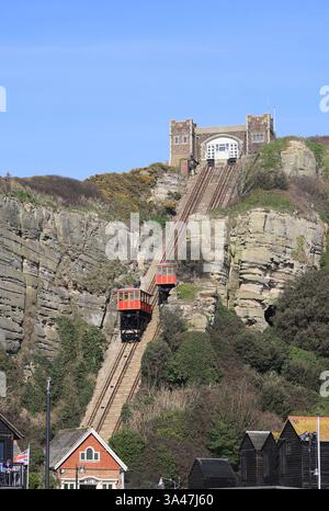 West Hill Lift, eine Standseilbahn, die 1891 in Hastings, Großbritannien, eröffnet wurde und noch heute die ursprünglichen viktorianischen Reisebusse verwendet Stockfoto