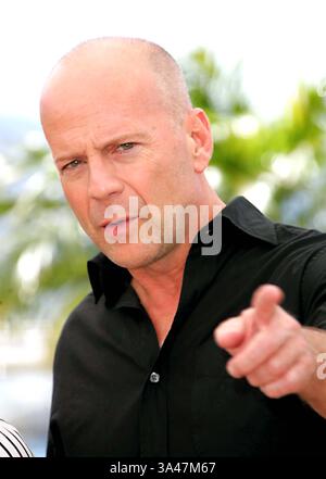 21. Mai 2006 - Palais De Festival, CANNES, Frankreich - BRUCE WILLIS. BESUCHT DEN FOTOTERMIN FÜR AB DURCH DIE HECKE IN CANNES 21.05.2006. DAVID GADD - - 2006.K48043. (Kredit-Bild: © Globe Photos/ZUMAPRESS.com) Stockfoto