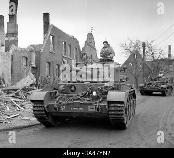 Die letzten Tage des Zweiten Weltkriegs (1945) und Kometentanks durch eine ruinierte deutsche Stadt am 30. März 1945. Stockfoto
