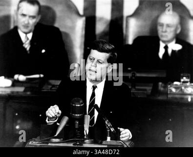 7. November 2013 - Kennedy hält historische Rede vor dem Kongress: Präsident John F. Kennedy erklärte in seiner historischen Botschaft an eine gemeinsame Sitzung des Kongresses am 25. Mai 1961: "...Ich glaube, diese Nation sollte sich verpflichten, das Ziel zu erreichen, noch bevor dieses Jahrzehnt endet, einen Mann auf dem Mond zu landen und ihn sicher auf die Erde zurückzubringen." Dieses Ziel wurde erreicht, als der Astronaut Neil A. Armstrong am 20. Juli 1969 um 22:56 Uhr EDT als erster Mensch den Mond betrat. Im Hintergrund sind (links) Vizepräsident Lyndon Johnson und (rechts) Sprecher des Repräsentantenhauses Sam T. Rayburn zu sehen. John F. Stockfoto