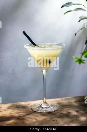 Ein Glas Cocktail Pina Colada auf einem sonnigen Holztisch Stockfoto