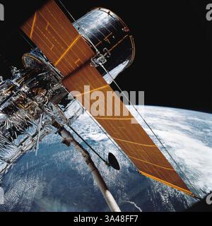 24. April 2014 – am 24. April 1990 wurde das Hubble Space Telescope an Bord des Space Shuttle Discovery auf der STS-31-Mission gestartet. Die Mission beinhaltete den Einsatz von Hubble, dem ersten der Great Observatory der NASA, das den Orbit erreichte. STS-31 war der zehnte Start des Shuttle Discovery. An Bord waren die Astronauten Charles F. Bolden (Pilot, jetzt NASA-Administrator), Steven A. Hawley (Missionsspezialist), Loren J. Shriver (Kommandeur), Bruce McCandless (Missionsspezialist) und Kathryn D. Sullivan (Missionsspezialist, jetzt NOAA-Administrator). In diesem Foto vom 25. April 1990, aufgenommen mit einem Handheld Hass Stockfoto