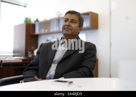 21. Mai 2014 – Milpitas, CA, USA – Sanjay Mehrotra, Mitbegründer, Präsident und CEO von SanDisk, am 21. Mai 2014 in seinem Büro am Firmensitz in Milpitas, Kalifornien. (Abbildung: © Nhat V. Meyer/MCT/ZUMA Wire) Stockfoto