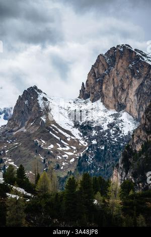 Der Berg Sass de Stria vom Falzarego Pass aus gesehen. Stockfoto