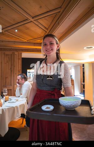Kellner in traditioneller österreichischer Kleidung im gehobenen Speisesaal Stockfoto