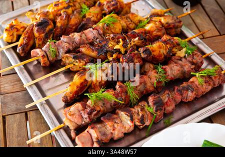 Nahaufnahme gegrillter Hühnchen- und Schweinesieße Stockfoto
