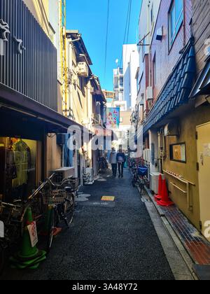 Kleine Straße in Asakusa, Tokio mit vielen Bars und Restaurants und Blick auf den Tokyo Skytree in der Ferne. Stockfoto