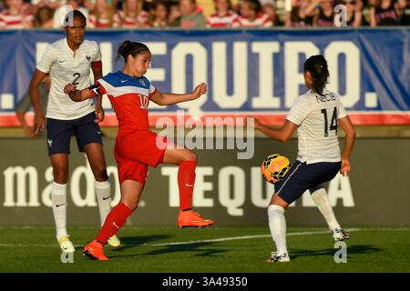 19. Juni 2014: East Hartfrod, Connecticut, USA – 19. Juni 2014 – East Hartford, USA – Carli Lloyd (10) und Louisa Necib (14) in Frankreich während des Freundschaftsspiels der USA gegen Frankreich auf dem Rentschler Field in East Hartford Connecticut. Das Spiel endete mit einem Punktestand von 2-2. Eric Canha/CSM(Bild: © Eric Canha/Cal Sport Media/ZUMAPRESS.com) Stockfoto