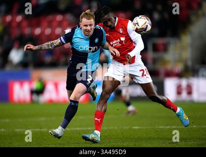 Jack Grimmer von Wycombe Wanderers (links) und Joshua Kayode von Rotherham United kämpfen um den Ball während des Spiels der Sky Bet League One im AESSEAL New York Stadium in Rotherham. Bilddatum: Dienstag, 18. März 2025. Stockfoto