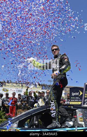 22. Juni 2014 – Sonoma, CA, USA – Carl Edwards (99) feiert seinen Sieg im Toyota/Save Mart 350 auf der Sonoma Raceway in Sonoma, Kalifornien am Sonntag, den 22. Juni 2014. Jeff Gordon belegte den zweiten Platz und Dale Earnhardt Jr. den dritten Platz. (Kreditbild: © Jose Carlos Fajardo/MCT/ZUMAPRESS.com) Stockfoto