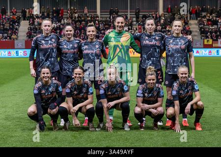 München, Deutschland. März 2025. Die Startelf des FC Bayern München für diese Partie beim Mannschaftsfoto. GER, FC Bayern München gegen Olympique Lyon, Fussball, UEFA Womans Champions League, Viertelfinale Hinspiel, Saison 2024/2025, 18.03.2025. Foto: Eibner-Pressefoto/Heike feiner Credit: dpa/Alamy Live News Stockfoto
