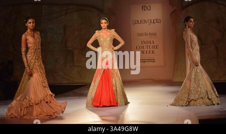 NEW DELHI, INDIEN â€“ 18. JULI: Models gehen auf der India Couture Week 2014 in Neu-Delhi die Rampe für Designer Gaurav Gupta. (Kreditbild: © India Today/ZUMA Wire) Stockfoto