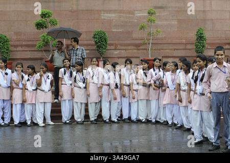 NEW DELHI, INDIEN â€“ 18. JULI: Schulkinder während der Parlamentssitzung 2014 am 18. Juli 2014 in New Delhi. (Kreditbild: © India Today/ZUMA Wire) Stockfoto
