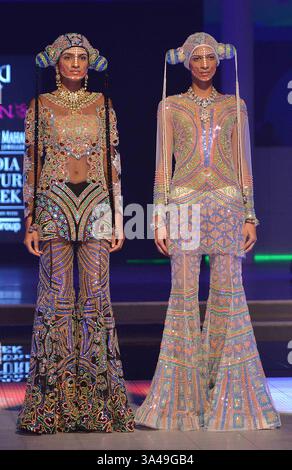 NEW DELHI, INDIEN â€“ 18. JULI: Models gehen auf der India Couture Week 2014 in New Delhi die Rampe für Designer Manish Arora. (Kreditbild: © India Today/ZUMA Wire) Stockfoto