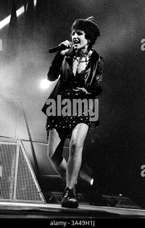 Mailand Italien 5. April 2002: Dolores O’Riordan, irischer Sänger der Cranberries-Band, während des Live-Konzerts im Forum Assago Stockfoto