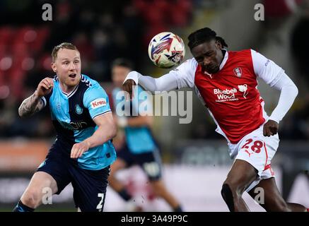 Jack Grimmer von Wycombe Wanderers (links) und Joshua Kayode von Rotherham United kämpfen um den Ball während des Spiels der Sky Bet League One im AESSEAL New York Stadium in Rotherham. Bilddatum: Dienstag, 18. März 2025. Stockfoto