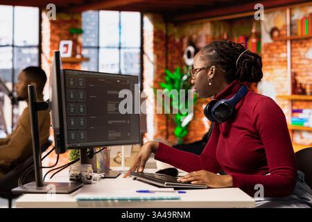 Programmierer lösen Aufgaben mit AI LLM Chatbot, der Aufforderungen mithilfe von Predictive-Technologie beantwortet. Mitarbeiter eines Startup-Unternehmens, der Computer verwendet, um mit einem großen Sprachmodell zu interagieren Stockfoto