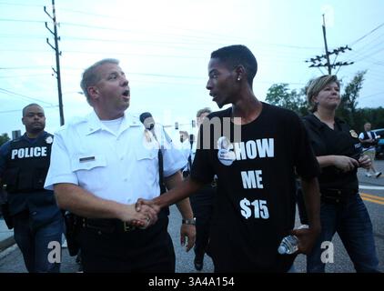 16. August 2014 - Ferguson, Missouri, USA - SAM DOTSON, Leiter der Metropolitan Police Department St. Louis, links, schüttelt RASHEEN ALDRIDGE während einer Demonstration gegen den Tod von Michael Brown 18, der vor einer Woche von der Polizei von Ferguson erschossen und getötet wurde. (Bild: © Timothy Tai/ZUMA Wire/ZUMAPRESS.com) Stockfoto