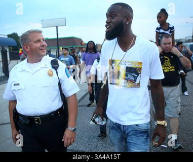 16. August 2014 - Ferguson, Missouri, USA - SAM DOTSON, Leiter der Metropolitan Police Department von St. Louis, links, spricht mit einem Demonstranten bei einer Demonstration gegen den Tod von Michael Brown 18, der vor einer Woche von der Polizei von Ferguson erschossen und getötet wurde. (Bild: © Timothy Tai/ZUMA Wire/ZUMAPRESS.com) Stockfoto