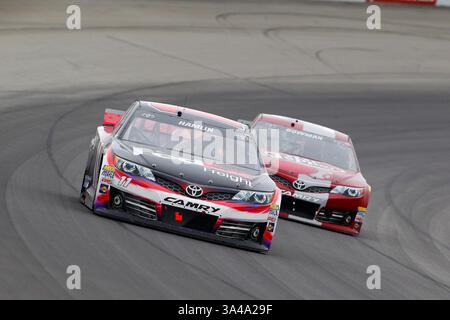 17. August 2014 – Brooklyn, MI, USA – Brooklyn, MI – 17. August 2014: Denny Hamlin (11) und Alex Bowman (23) kämpfen um die Position während des Pure Michigan 400 auf dem Michigan International Speedway in Brooklyn, MI. (Kreditbild: © ASP/Cal Sport Media/ZUMAPRESS.com) Stockfoto