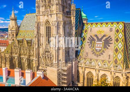 Ein atemberaubender Blick aus der Nähe des Stephansdoms in Wien, Österreich, mit seiner komplizierten gotischen Fassade und dem lebendigen Ziegeldach Stockfoto