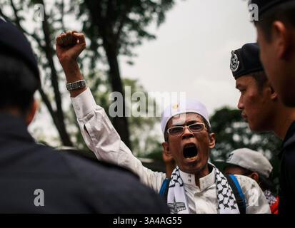 29. August 2014: Kuala Lumpur, Malaysia: Ein Mann, der vor dem Ministerium für internationalen Handel und Industrie schreie, um gegen den Handel zwischen Malaysia und Israel zu protestieren. (Bild: © Hafiz Sohaimi/ZUMA Wire/ZUMAPRESS.com) Stockfoto
