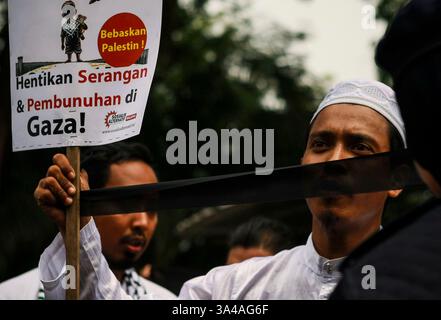 29. August 2014 - Kuala Lumpur, Malaysia - Ein Mann hält Ein Poster mit der Aufschrift "stoppt den Mord in Gaza" vor dem Ministerium für internationalen Handel und Industrie während eines Protestes gegen den Handel zwischen Malaysia und Israel. (Bild: © Hafiz Sohaimi/ZUMA Wire/ZUMAPRESS.com) Stockfoto