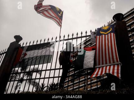 29. August 2014: Kuala Lumpur, Malaysia, Ein Mann, der im Ministerium für internationalen Handel und Industrie die palästinensische Flagge gebunden hat, um gegen den Handel zwischen Malaysia und Israel zu protestieren. (Bild: © Hafiz Sohaimi/ZUMA Wire/ZUMAPRESS.com) Stockfoto