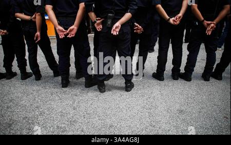 29. August 2014 - Kuala Lumpur, Malaysia - Eine Gruppe von Polizisten steht vor dem Tor des Ministeriums für internationalen Handel und Industrie während eines Protestes gegen den Handel zwischen Malaysia und Israel. (Bild: © Hafiz Sohaimi/ZUMA Wire/ZUMAPRESS.com) Stockfoto