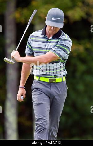 29. August 2014: Norton, Massachusetts, USA: RORY McIlroy reagiert, nachdem er während der ersten Runde der Deutschen Bank Championship im TPC Boston einen Putt im 18. Loch verpasst hat. (Kreditbild: © Anthony Nesmith/Cal Sport Media/ZUMAPRESS.com) Stockfoto