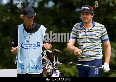 29. August 2014 - Norton, Massachusetts, USA - 29. August 2014: Keegan Bradley und Caddie Steve Haleduring die erste Runde der Deutschen Bank Championship bei TPC Boston. Anthony Nesmith/CSM(Bild: © Anthony Nesmith/Cal Sport Media/ZUMAPRESS.com) Stockfoto