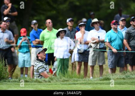 29. August 2014 - Norton, Massachusetts, USA - 29. August 2014 - Norton, Mass. - Rory McIlroy reagiert auf seinen Schuss aus dem Bunker auf das 5. Loch während der ersten Runde der PGA Deutsche Bank Championship im Turnament Players Club in Norton, Massachusetts. Eric Canha/CSM(Bild: © Eric Canha/Cal Sport Media/ZUMAPRESS.com) Stockfoto