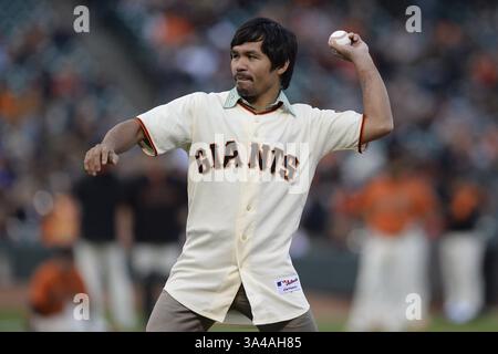 29. August 2014 – San Francisco, CA, USA – Boxer Manny Pacquiao wirft am Freitag, den 29. August 2014, das erste Spiel zwischen den San Francisco Giants und den Milwaukee Brewers im AT&T Park in San Francisco, Kalifornien. (Bild: © Jose Carlos Fajardo/TNS/ZUMA Wire) Stockfoto