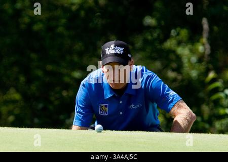 30. August 2014 - Norton, Massachusetts, USA - 30. August 2014: Jim Furyk reiht seinen Putt im 18. Loch in der zweiten Runde der Deutschen Bank Championship am TPC Boston ein. Anthony Nesmith/CSM(Bild: © Anthony Nesmith/Cal Sport Media/ZUMAPRESS.com) Stockfoto