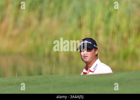 30. August 2014 - Norton, Massachusetts, USA - 30. August 2014: Ryan Palmer blickt während der zweiten Runde der Deutschen Bank Championship im TPC Boston aus dem 2. Loch-Bunker. Anthony Nesmith/CSM(Bild: © Anthony Nesmith/Cal Sport Media/ZUMAPRESS.com) Stockfoto