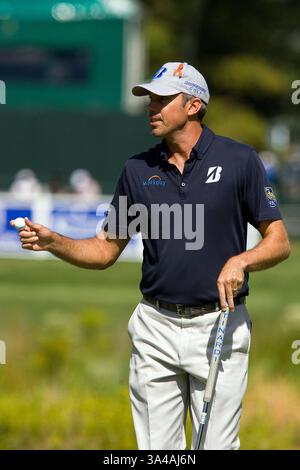 30. August 2014 - Norton, Massachusetts, USA - 30. August 2014: Matt Kuchar übergibt den Ball seinem Caddy im 16. Loch während der zweiten Runde der Deutschen Bank Championship am TPC Boston. Anthony Nesmith/CSM(Bild: © Anthony Nesmith/Cal Sport Media/ZUMAPRESS.com) Stockfoto