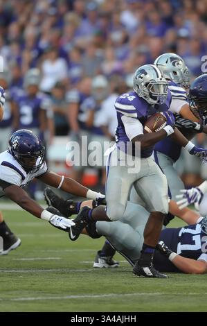 30. August 2014 – Manhattan, Kansas, USA – 30. August 2014: Kansas State Wildcats Running Back Charles Jones (24) lief 55 Meter. In Aktion während des NCAA Football-Spiels zwischen Stephen F. Austin und Kansas State; im Bill Snyder Family Stadium in Manhattan, Kansas. Kendall Shaw/CSM(Bild: © Kendall Shaw/Cal Sport Media/ZUMAPRESS.com) Stockfoto