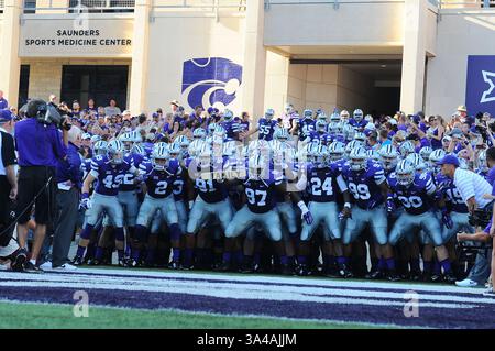 30. August 2014 - Manhattan, Kansas, USA - 30. August 2014: Kansas State bereitet sich darauf vor, das Spielfeld während des NCAA Football-Spiels zwischen Stephen F. Austin und Kansas State im Bill Snyder Family Stadium in Manhattan, Kansas, in Aktion zu treten. Kendall Shaw/CSM(Bild: © Kendall Shaw/Cal Sport Media/ZUMAPRESS.com) Stockfoto