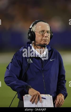 30. August 2014 - Manhattan, Kansas, USA - 30. August 2014: Bill Snyder, Cheftrainer der Kansas State Wildcats, überprüft die Scoreboard während des NCAA Football-Spiels zwischen Stephen F. Austin und Kansas State; im Bill Snyder Family Stadium in Manhattan, Kansas. Kendall Shaw/CSM(Bild: © Kendall Shaw/Cal Sport Media/ZUMAPRESS.com) Stockfoto