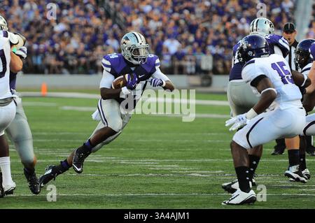 30. August 2014 - Manhattan, Kansas, USA - 30. August 2014: Kansas State Wildcats Running Back Charles Jones (24) sucht während des NCAA Football-Spiels zwischen Stephen F. Austin und Kansas State im Bill Snyder Family Stadium in Manhattan, Kansas, nach einem Loch in Aktion. Kendall Shaw/CSM(Bild: © Kendall Shaw/Cal Sport Media/ZUMAPRESS.com) Stockfoto