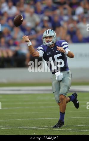 30. August 2014 - Manhattan, Kansas, USA - 30. August 2014: Kansas State Wildcats Quarterback Jake Waters (15) hat den Ball während des NCAA Football-Spiels zwischen Stephen F. Austin und Kansas State im Bill Snyder Family Stadium in Manhattan, Kansas. Kendall Shaw/CSM(Bild: © Kendall Shaw/Cal Sport Media/ZUMAPRESS.com) Stockfoto