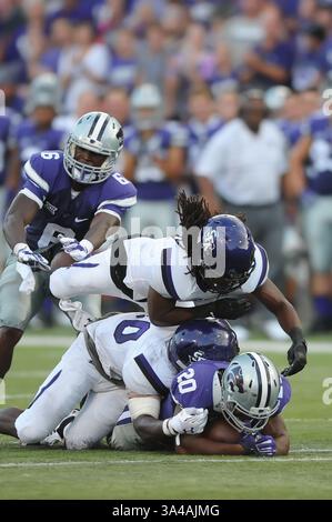 30. August 2014 - Manhattan, Kansas, USA - 30. August 2014: Kansas State Wildcats Running Back DeMarcus Robinson (20) ist ein Hund, der während des NCAA Football-Spiels zwischen Stephen F. Austin und Kansas State im Bill Snyder Family Stadium in Manhattan, Kansas, in Aktion gehalten wird. Kendall Shaw/CSM(Bild: © Kendall Shaw/Cal Sport Media/ZUMAPRESS.com) Stockfoto