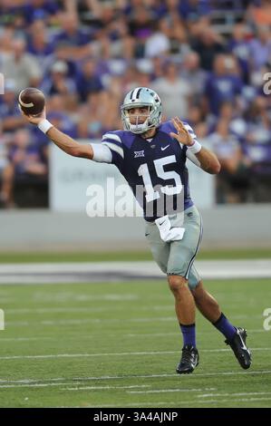 30. August 2014 - Manhattan, Kansas, USA - 30. August 2014: Kansas State Wildcats Quarterback Jake Waters (15) wirft einen Pass in Aktion während des NCAA Football Spiels zwischen Stephen F. Austin und Kansas State; im Bill Snyder Family Stadium in Manhattan, Kansas. Kendall Shaw/CSM(Bild: © Kendall Shaw/Cal Sport Media/ZUMAPRESS.com) Stockfoto