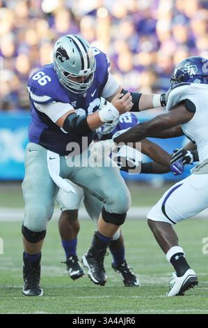 30. August 2014 - Manhattan, Kansas, USA - 30. August 2014: Kansas State Wildcats Offensive Linesman BJ Finney (66) Blocks von seiner zentralen Position entfernt während des NCAA Football Spiels zwischen Stephen F. Austin und Kansas State; im Bill Snyder Family Stadium in Manhattan, Kansas. Kendall Shaw/CSM(Bild: © Kendall Shaw/Cal Sport Media/ZUMAPRESS.com) Stockfoto