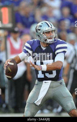 30. August 2014 - Manhattan, Kansas, USA - 30. August 2014: Kansas State Wildcats Quarterback Jake Waters (15) in Aktion während des NCAA Football Spiels zwischen Stephen F. Austin und Kansas State; im Bill Snyder Family Stadium in Manhattan, Kansas. Kendall Shaw/CSM(Bild: © Kendall Shaw/Cal Sport Media/ZUMAPRESS.com) Stockfoto