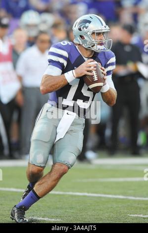30. August 2014 - Manhattan, Kansas, USA - 30. August 2014: Kansas State Wildcats Quarterback Jake Waters (15) in Aktion während des NCAA Football Spiels zwischen Stephen F. Austin und Kansas State; im Bill Snyder Family Stadium in Manhattan, Kansas. Kendall Shaw/CSM(Bild: © Kendall Shaw/Cal Sport Media/ZUMAPRESS.com) Stockfoto